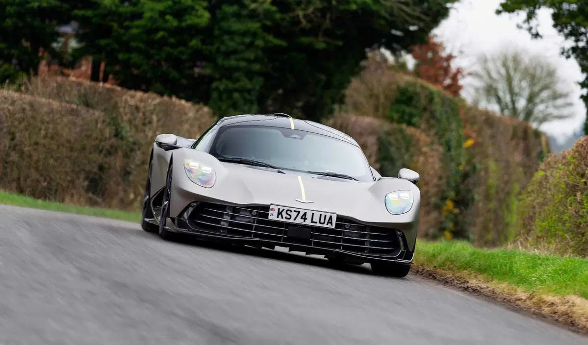 Aston Martin Valhalla: la supercar definitiva entra nella fase finale di test (4)