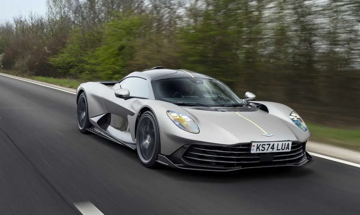 Aston Martin Valhalla: la supercar definitiva entra nella fase finale di test (5)