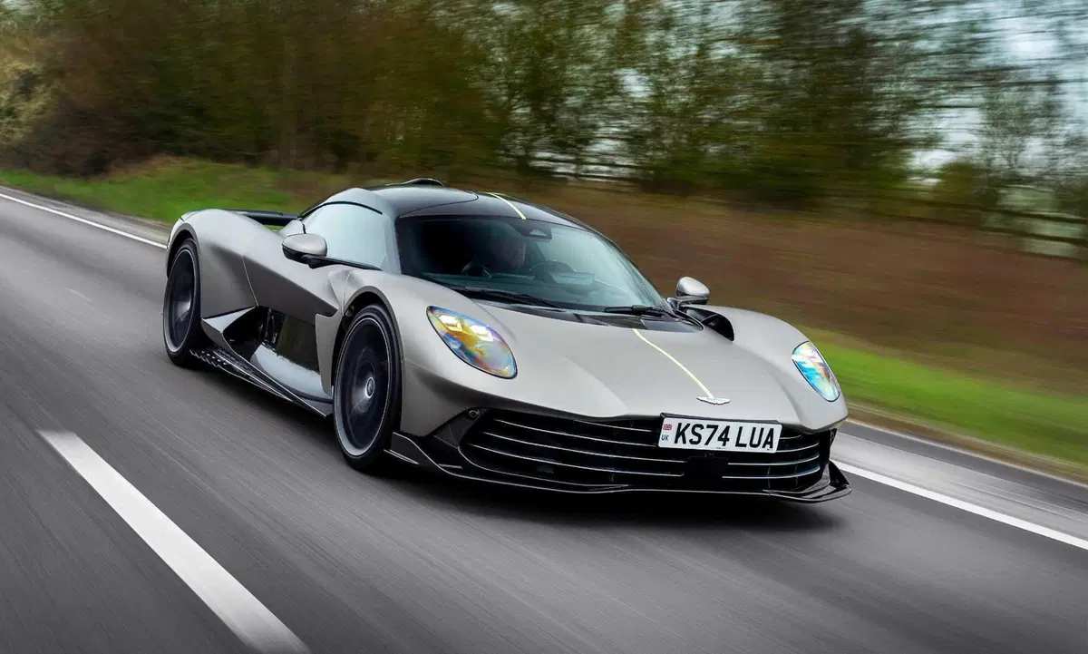 Aston Martin Valhalla: la supercar definitiva entra nella fase finale di test (6)
