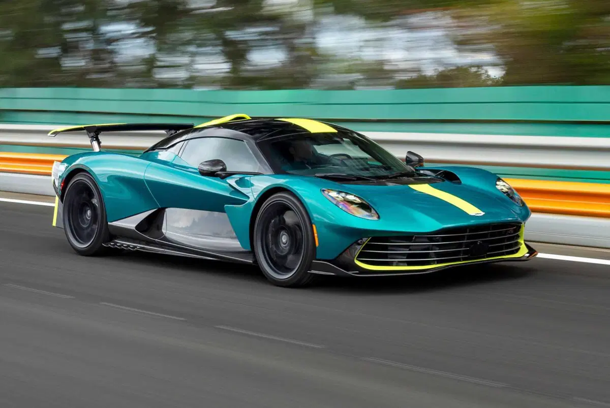 Aston Martin Valhalla: la supercar definitiva entra nella fase finale di test (9)