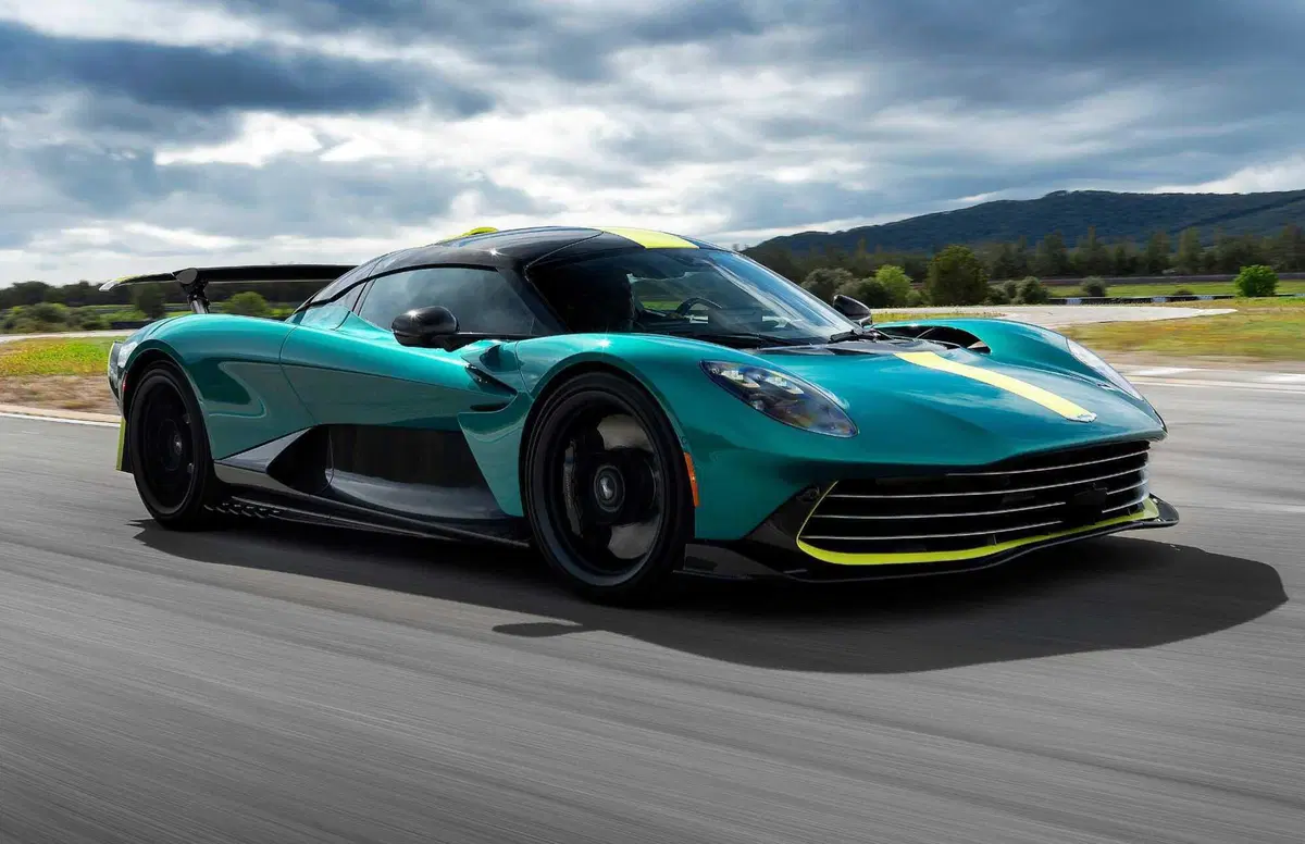Aston Martin Valhalla: la supercar definitiva entra nella fase finale di test (11)