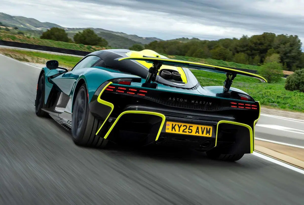 Aston Martin Valhalla: la supercar definitiva entra nella fase finale di test (12)