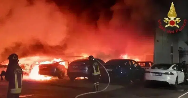 Incendio alla concessionaria Tesla di Roma: 17 auto distrutte, sospetto doloso