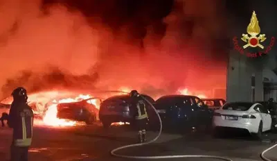 Incendio alla concessionaria Tesla di Roma: 17 auto distrutte, sospetto doloso