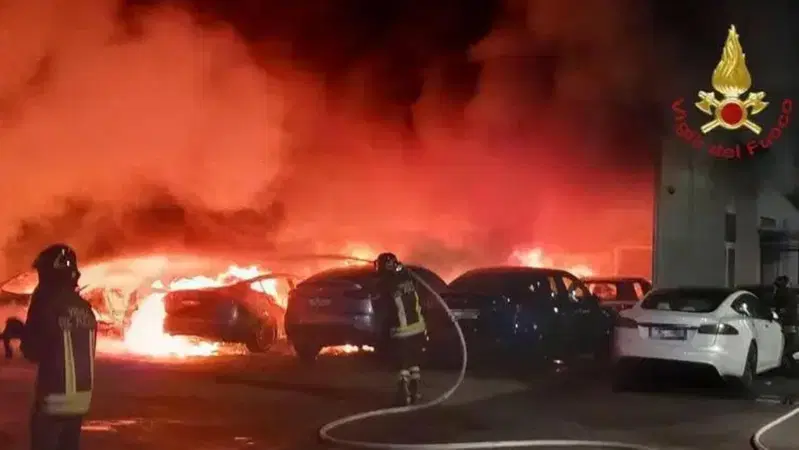 Incendio alla concessionaria Tesla di Roma: 17 auto distrutte, sospetto doloso