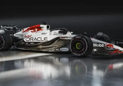 F1. Red Bull dice addio ad Honda e si tinge di bianco per il GP del Giappone 2025. Haas omaggia la fioritura dei ciliegi
