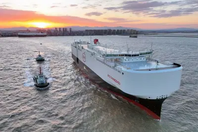 Cosa te ne fai delle auto se poi non sai come trasportarle? E allora vai coi Titanic
