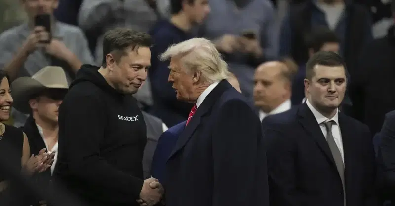 Trump: meglio che Elon Musk torni ad occuparsi di auto, il giallo del licenziamento del boss di Tesla