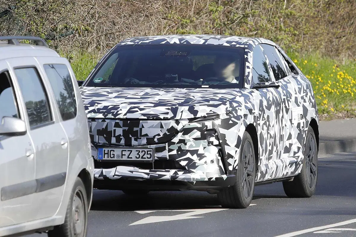 Svelata la nuova Mazda CX-6e: ecco le foto spia del nuovo suv elettrico (2)