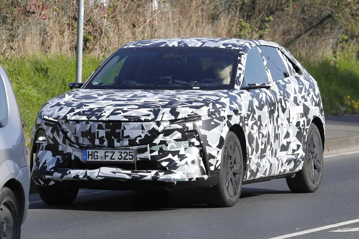 Svelata la nuova Mazda CX-6e: ecco le foto spia del nuovo suv elettrico