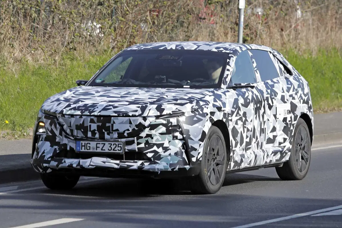 Svelata la nuova Mazda CX-6e: ecco le foto spia del nuovo suv elettrico (3)