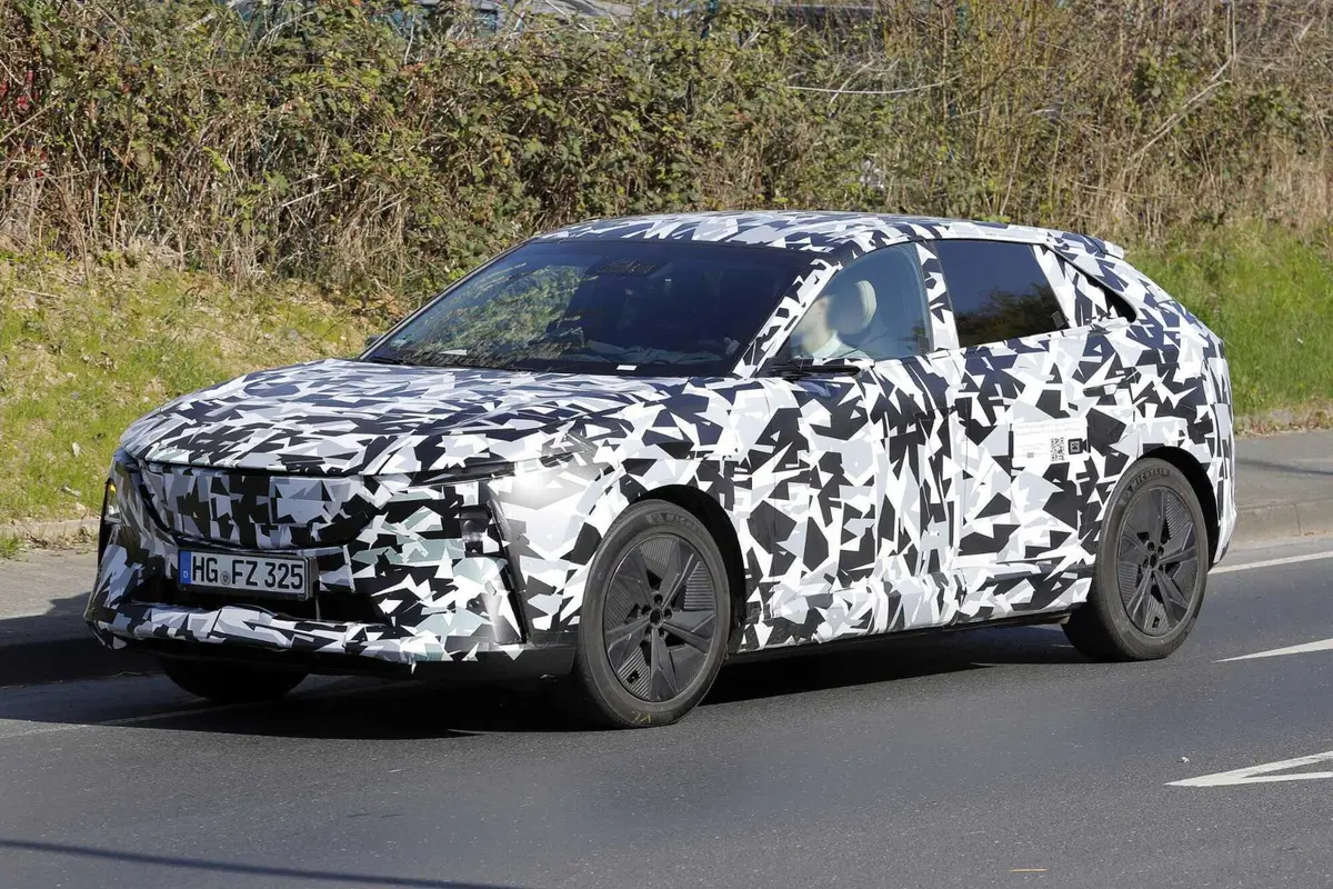 Svelata la nuova Mazda CX-6e: ecco le foto spia del nuovo suv elettrico (5)