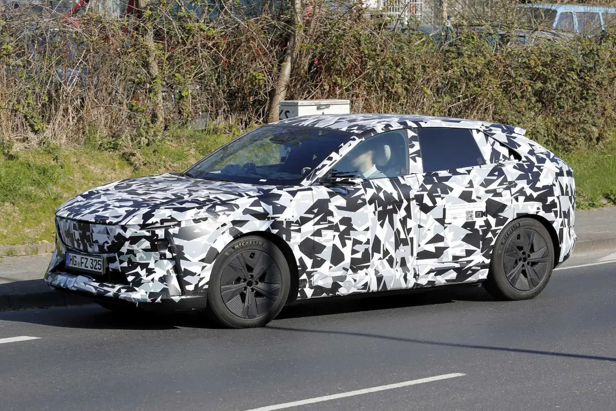 Svelata la nuova Mazda CX-6e: ecco le foto spia del nuovo suv elettrico (6)