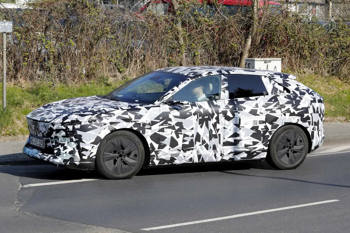 Svelata la nuova Mazda CX-6e: ecco le foto spia del nuovo suv elettrico (7)