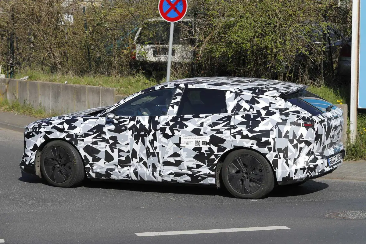 Svelata la nuova Mazda CX-6e: ecco le foto spia del nuovo suv elettrico (9)