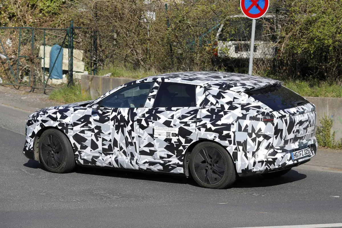 Svelata la nuova Mazda CX-6e: ecco le foto spia del nuovo suv elettrico (10)