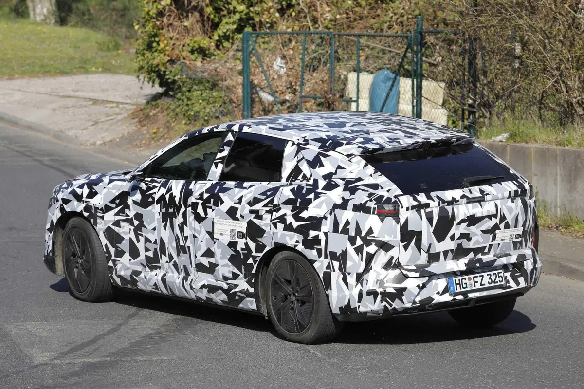 Svelata la nuova Mazda CX-6e: ecco le foto spia del nuovo suv elettrico (11)