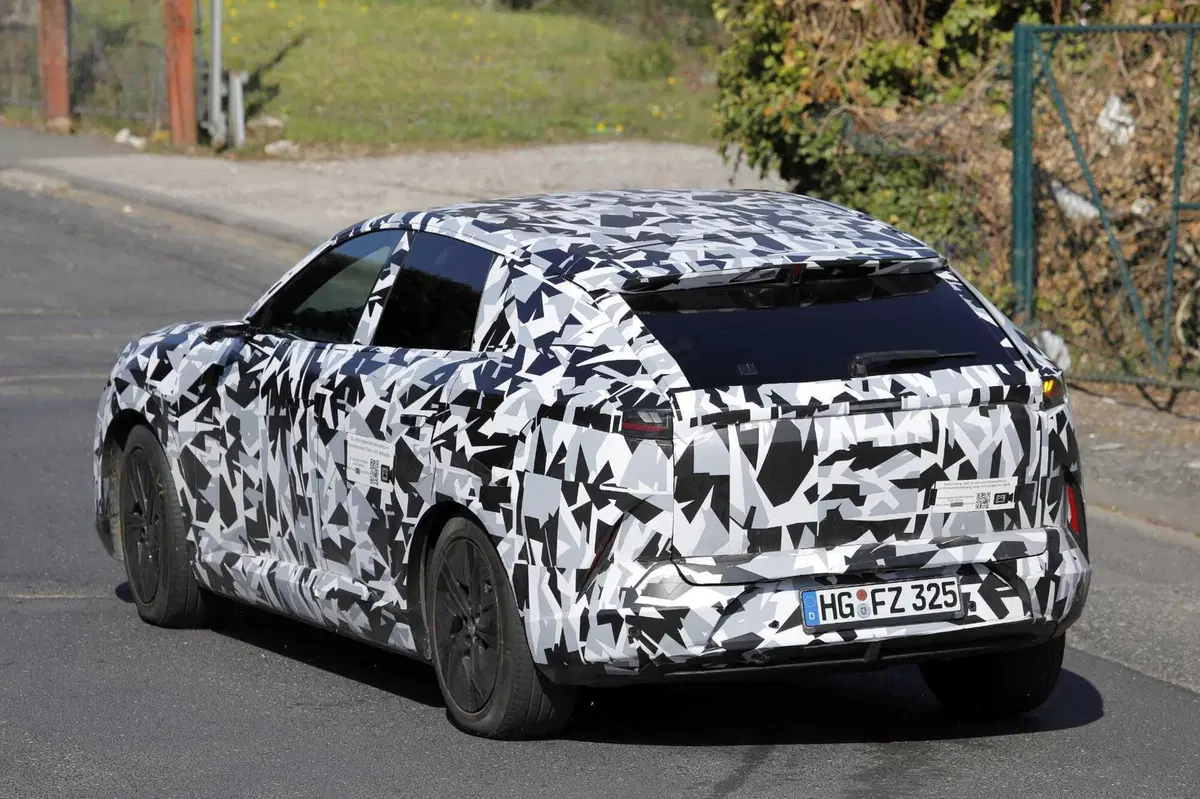 Svelata la nuova Mazda CX-6e: ecco le foto spia del nuovo suv elettrico (12)