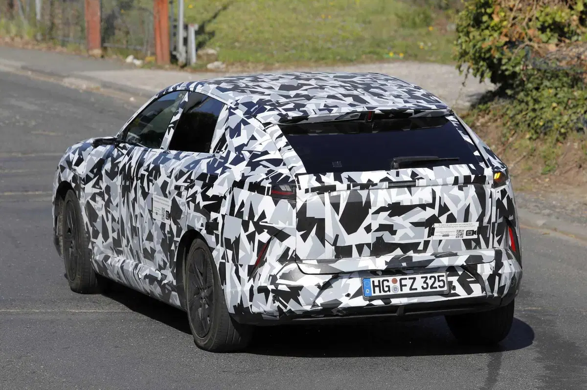 Svelata la nuova Mazda CX-6e: ecco le foto spia del nuovo suv elettrico (13)