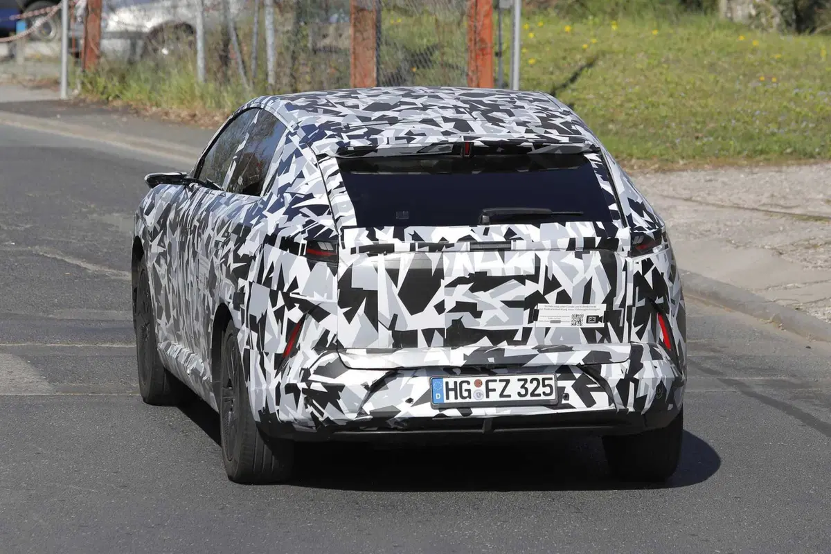 Svelata la nuova Mazda CX-6e: ecco le foto spia del nuovo suv elettrico (14)
