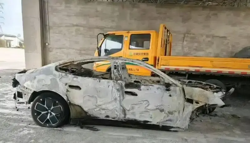 Xiaomi SU7 incidentata