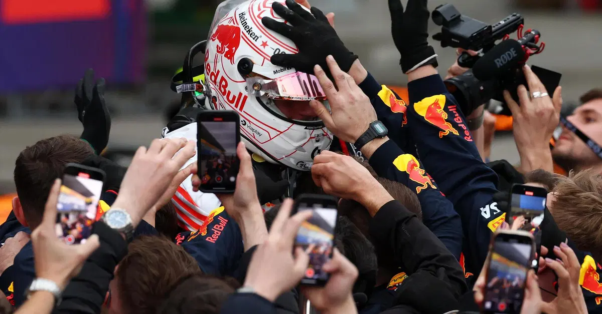F1. GP Giappone, Verstappen dice addio ad Honda vincendo: "Suzuka significa tanto per me. Ho spinto tanto per il congedo perfetto"