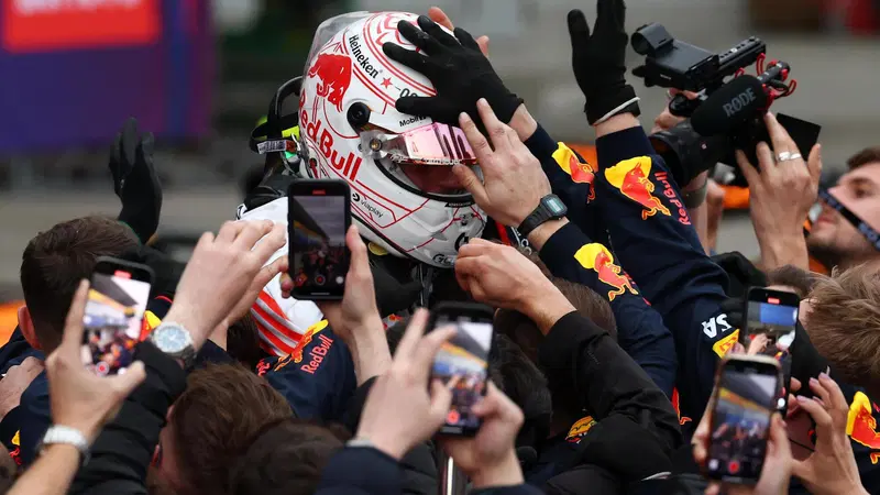 F1. GP Giappone, Verstappen dice addio ad Honda vincendo: "Suzuka significa tanto per me. Ho spinto tanto per il congedo perfetto"