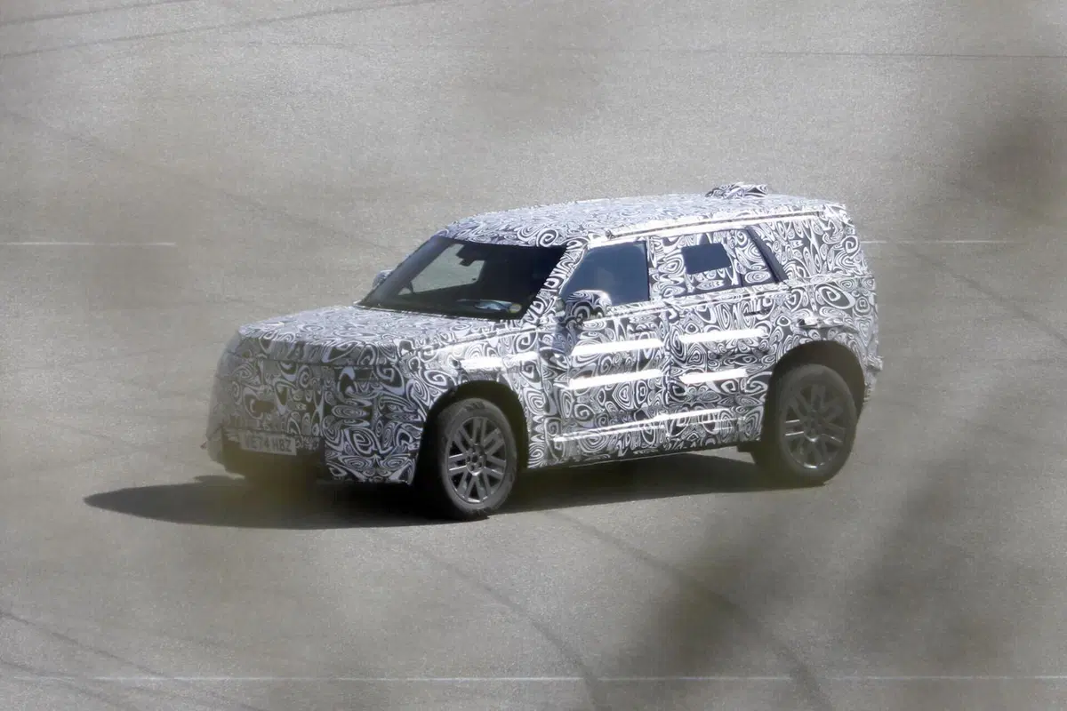 Land Rover Baby Defender: in arrivo entro il 2027 il fratellino elettrico del celebre fuoristrada [Foto Spia]