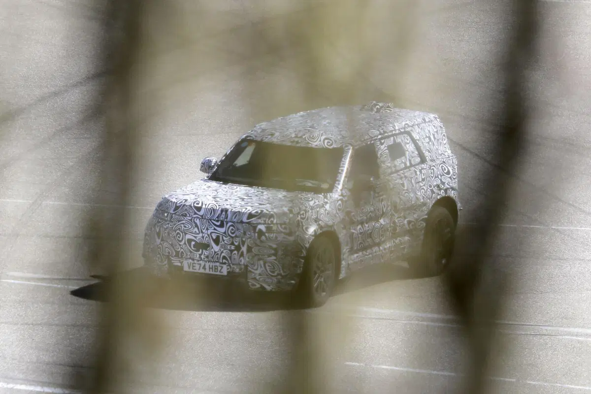 Land Rover Baby Defender: in arrivo entro il 2027 il fratellino elettrico del celebre fuoristrada [Foto Spia] (2)