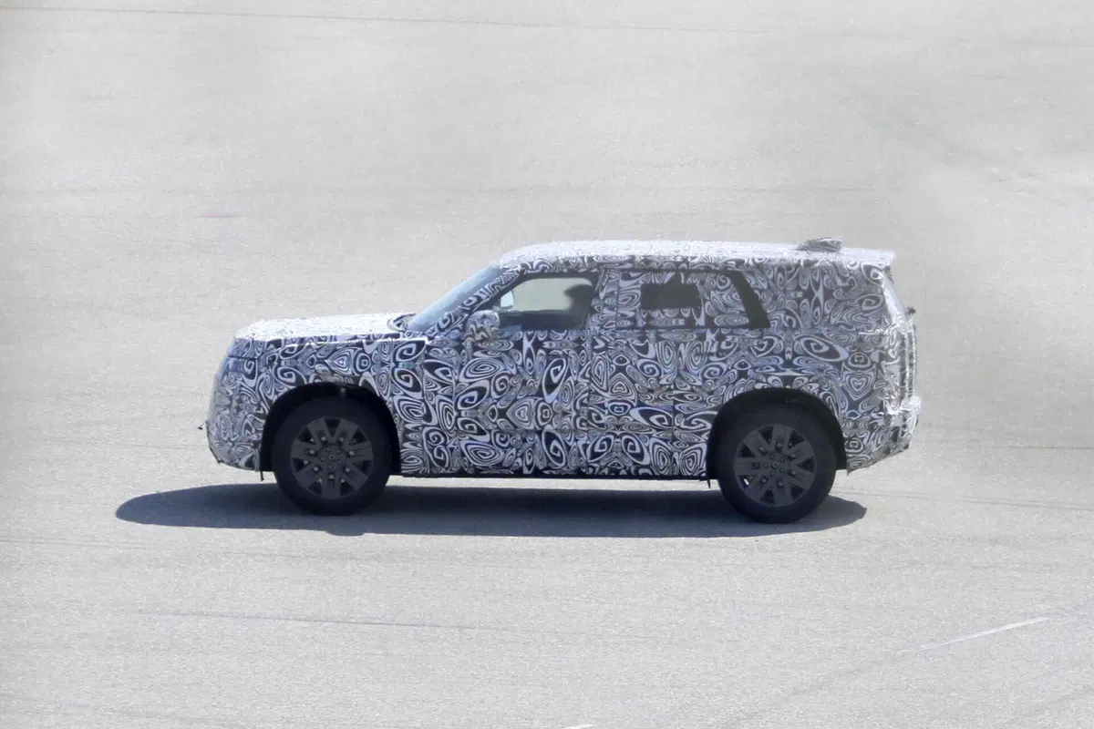 Land Rover Baby Defender: in arrivo entro il 2027 il fratellino elettrico del celebre fuoristrada [Foto Spia] (3)