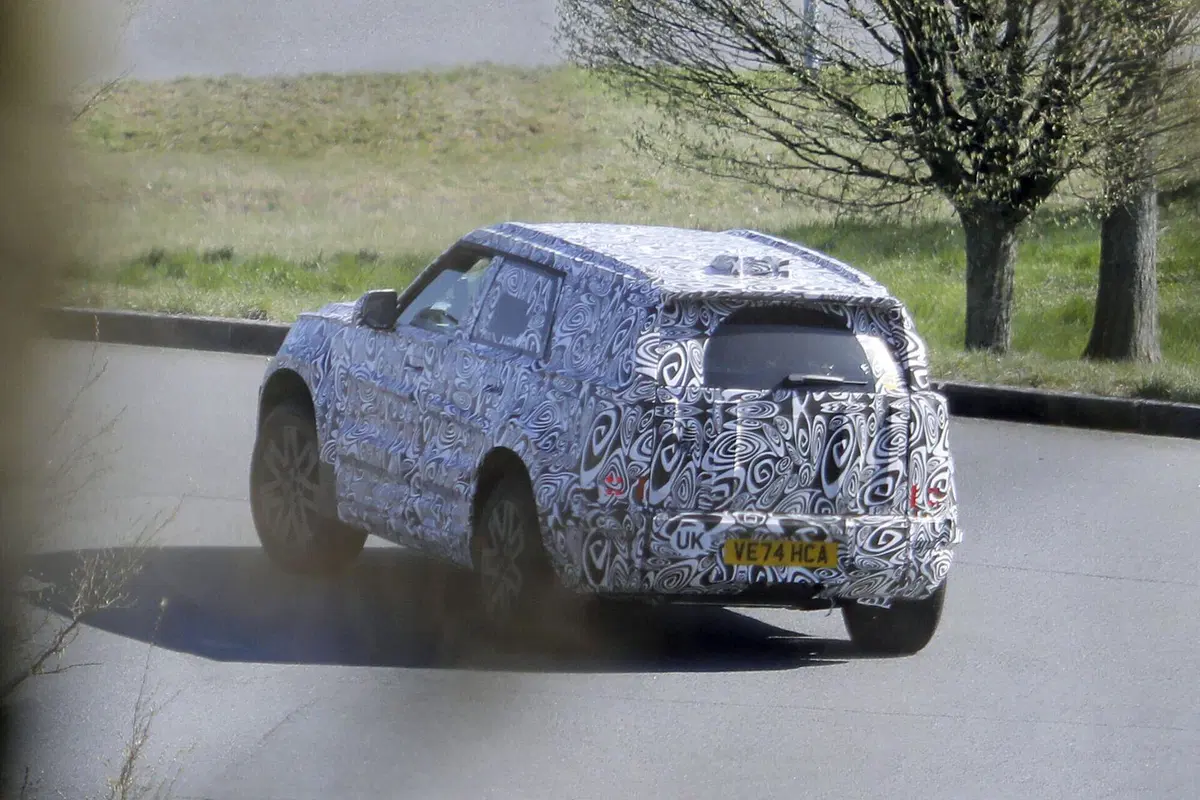 Land Rover Baby Defender: in arrivo entro il 2027 il fratellino elettrico del celebre fuoristrada [Foto Spia] (4)