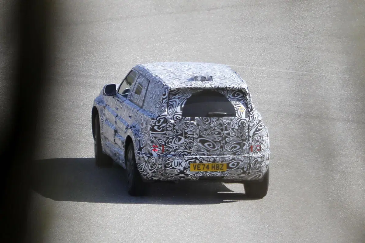 Land Rover Baby Defender: in arrivo entro il 2027 il fratellino elettrico del celebre fuoristrada [Foto Spia] (5)