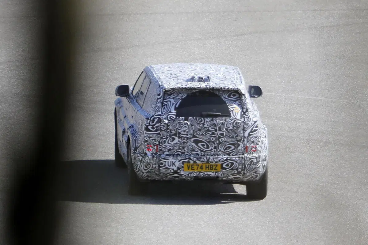 Land Rover Baby Defender: in arrivo entro il 2027 il fratellino elettrico del celebre fuoristrada [Foto Spia] (6)