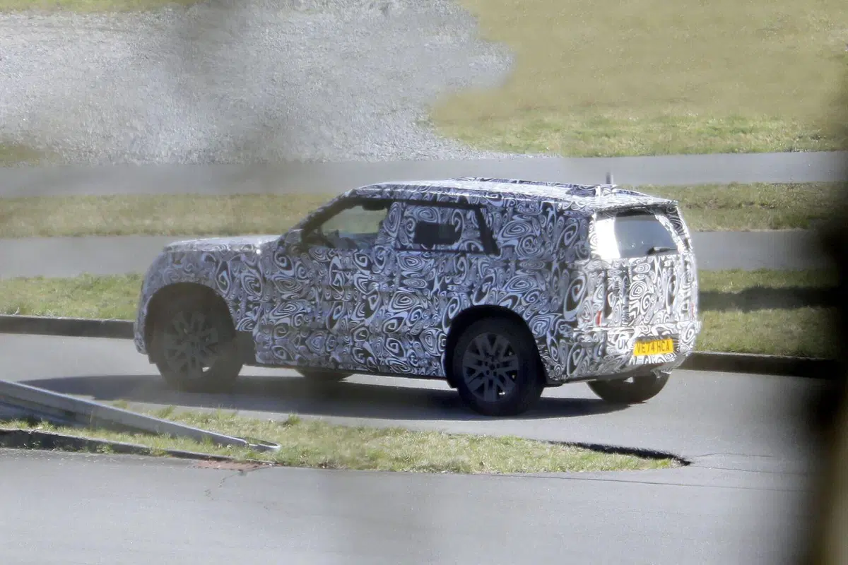 Land Rover Baby Defender: in arrivo entro il 2027 il fratellino elettrico del celebre fuoristrada [Foto Spia] (7)