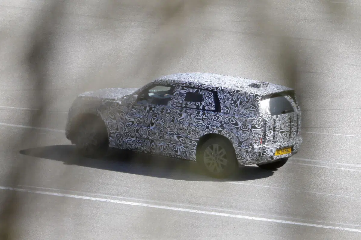 Land Rover Baby Defender: in arrivo entro il 2027 il fratellino elettrico del celebre fuoristrada [Foto Spia] (10)