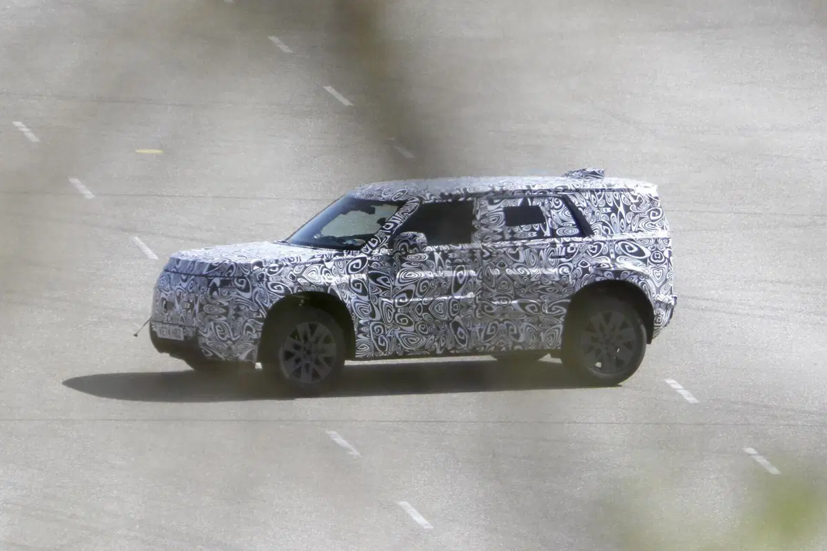 Land Rover Baby Defender: in arrivo entro il 2027 il fratellino elettrico del celebre fuoristrada [Foto Spia] (11)