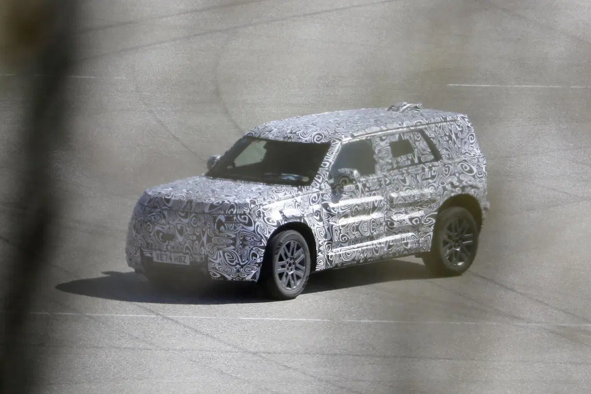 Land Rover Baby Defender: in arrivo entro il 2027 il fratellino elettrico del celebre fuoristrada [Foto Spia] (12)