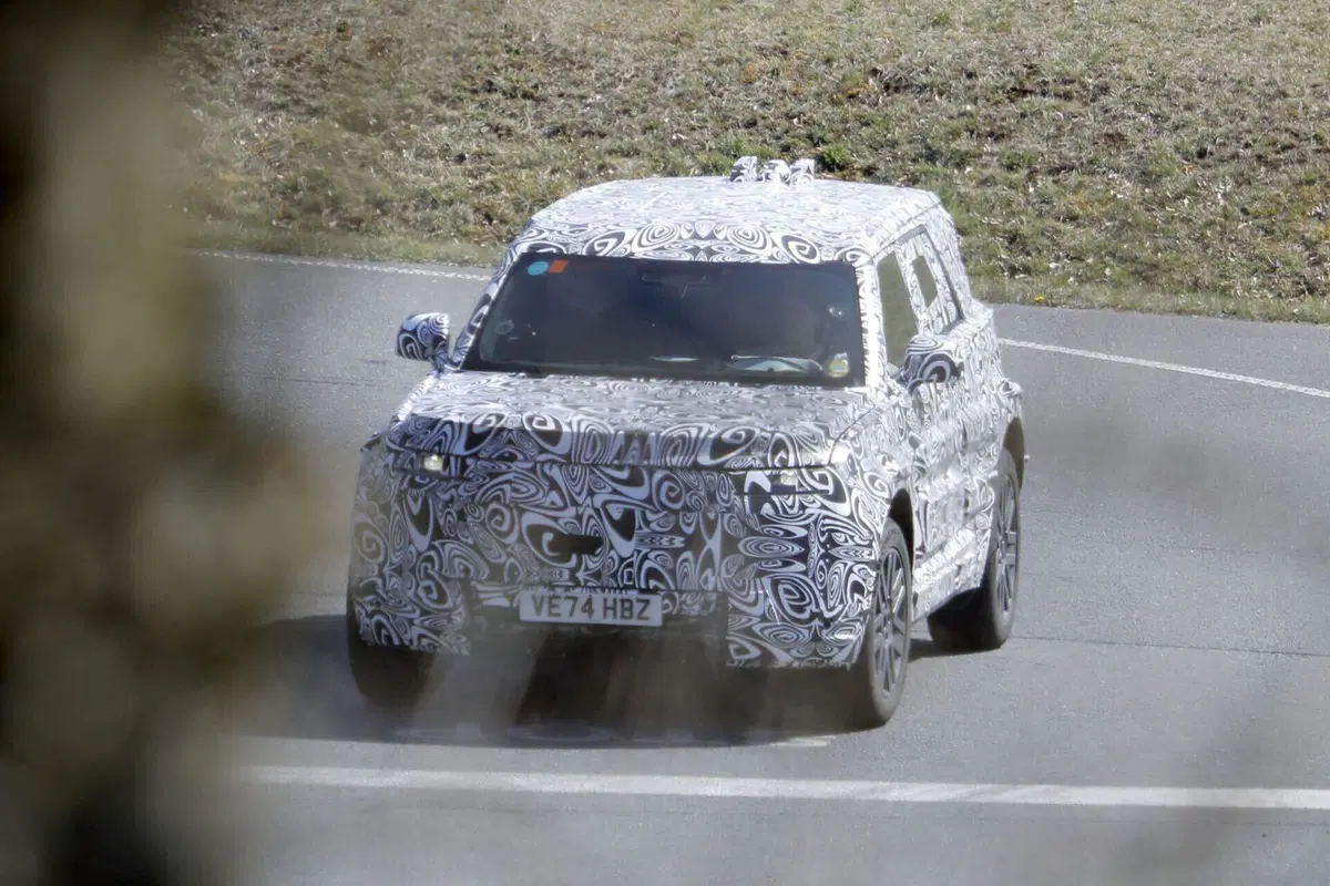 Land Rover Baby Defender: in arrivo entro il 2027 il fratellino elettrico del celebre fuoristrada [Foto Spia] (13)