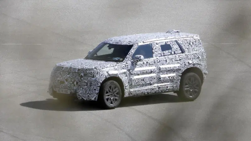 Land Rover Baby Defender: in arrivo entro il 2027 il fratellino elettrico del celebre fuoristrada [Foto Spia]