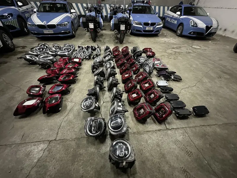 Il "magazzino ricambi" mobile dei ladri scoperto dalla Polizia, colpite Jeep Renegade e Fiat 500X