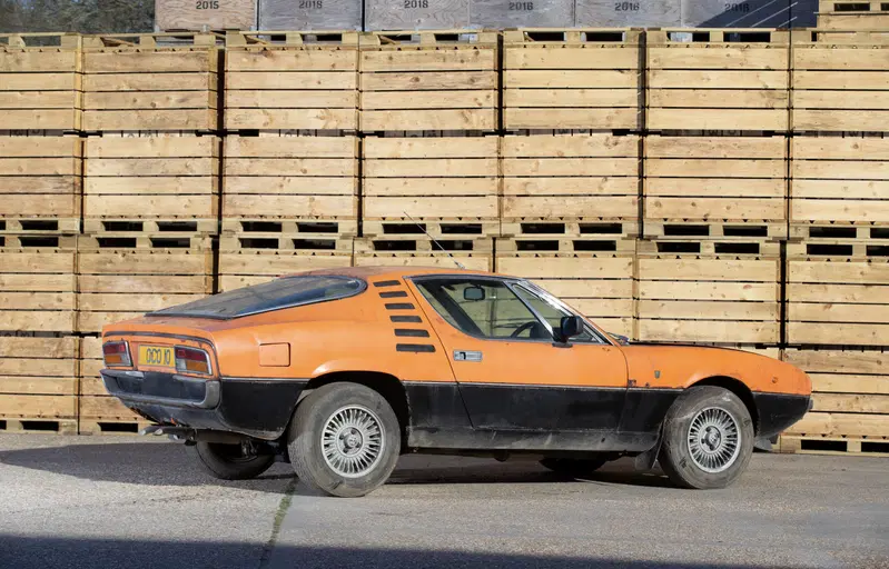 La vista laterale dell'Alfa Romeo Montreal