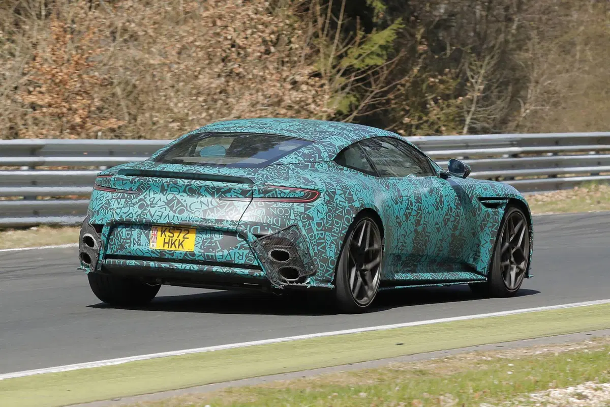 Aston Martin DB12 AMR: la Gran Turismo si prepara a ricevere un V12 da 750 Cv [Foto Spia] (2)