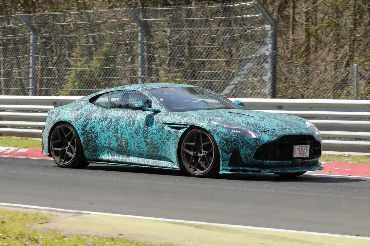 Aston Martin DB12 AMR: la Gran Turismo si prepara a ricevere un V12 da 750 Cv [Foto Spia] (3)