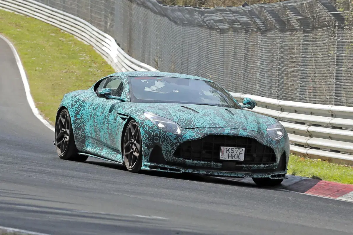 Aston Martin DB12 AMR: la Gran Turismo si prepara a ricevere un V12 da 750 Cv [Foto Spia] (4)