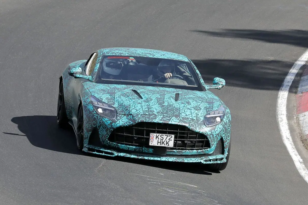 Aston Martin DB12 AMR: la Gran Turismo si prepara a ricevere un V12 da 750 Cv [Foto Spia] (5)