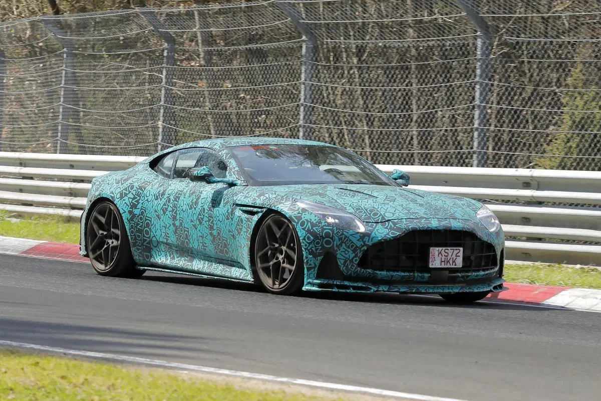 Aston Martin DB12 AMR: la Gran Turismo si prepara a ricevere un V12 da 750 Cv [Foto Spia] (7)