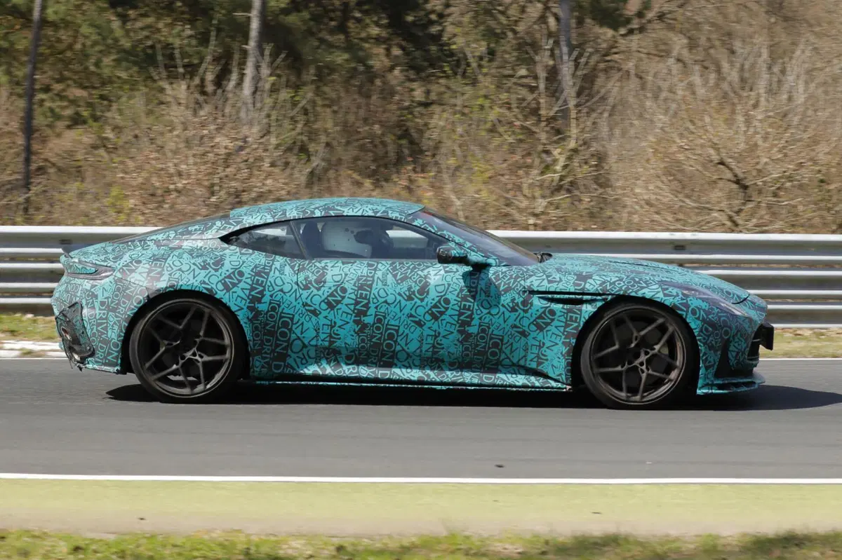 Aston Martin DB12 AMR: la Gran Turismo si prepara a ricevere un V12 da 750 Cv [Foto Spia] (9)