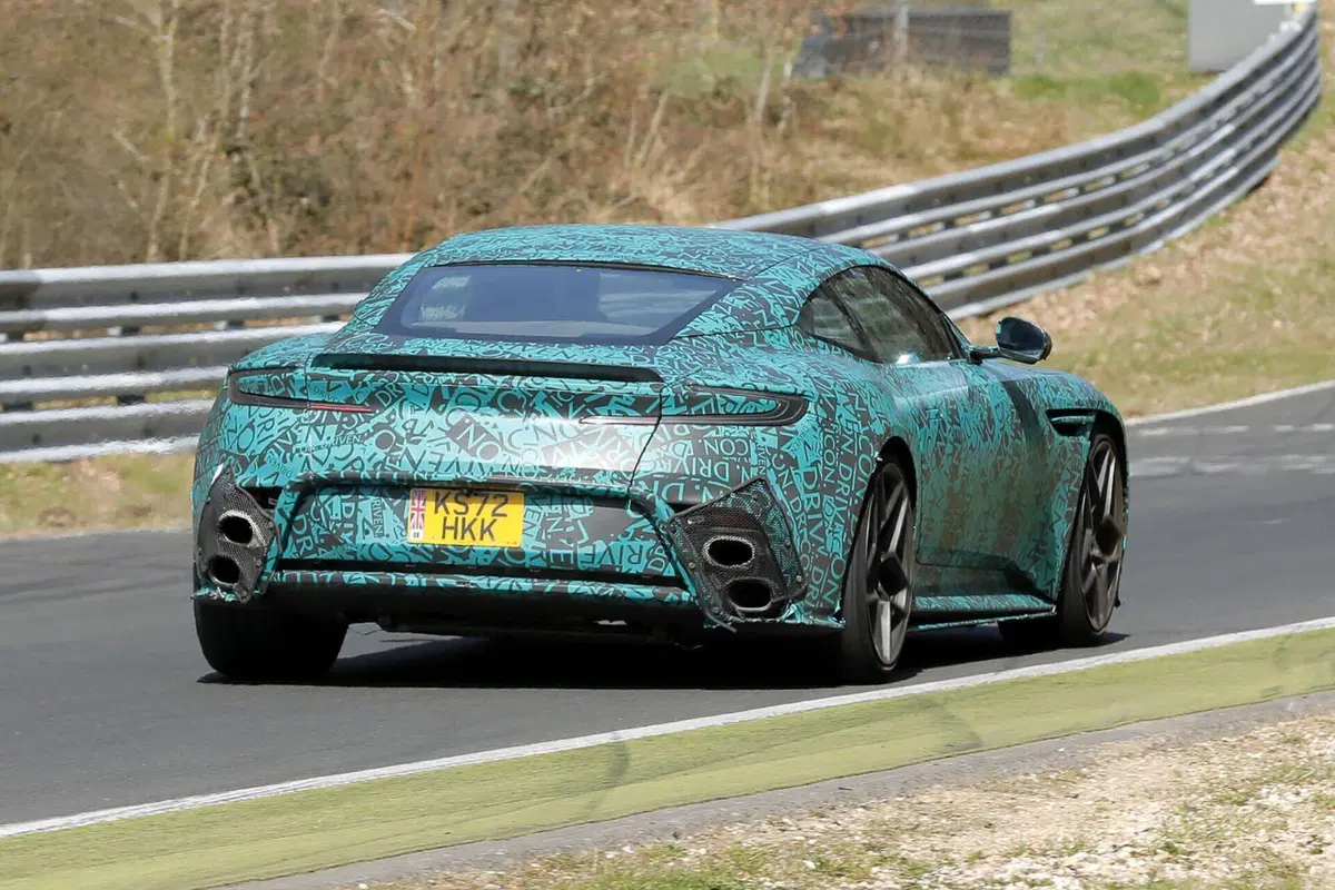 Aston Martin DB12 AMR: la Gran Turismo si prepara a ricevere un V12 da 750 Cv [Foto Spia] (10)