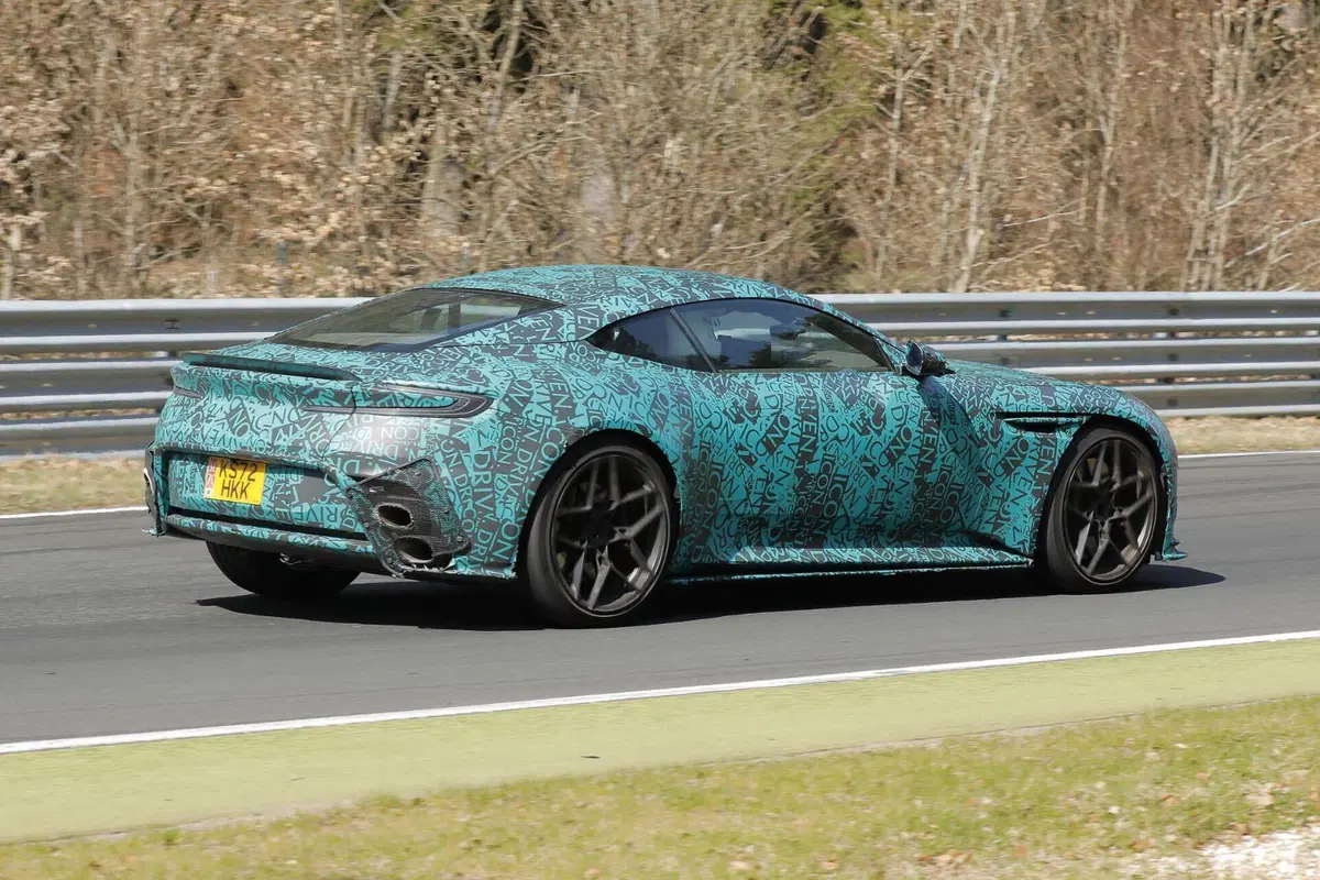 Aston Martin DB12 AMR: la Gran Turismo si prepara a ricevere un V12 da 750 Cv [Foto Spia] (11)