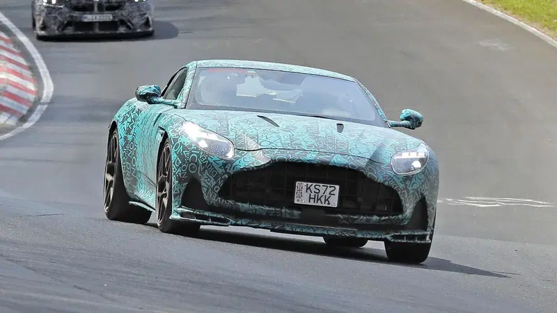 Aston Martin DB12 AMR: la Gran Turismo si prepara a ricevere un V12 da 750 Cv [Foto Spia]